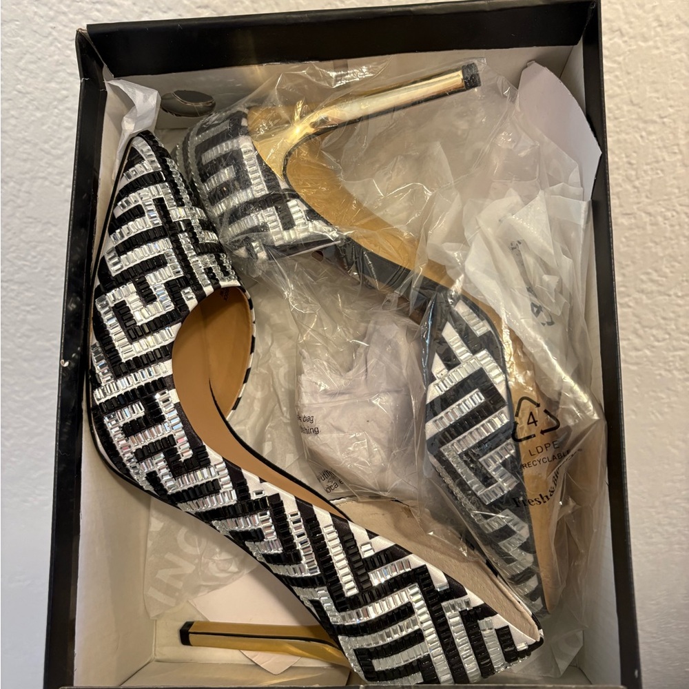 New size 10 INC International Concepts Geometric greek key Black and White Heels